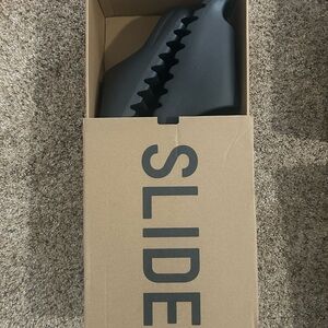 Addidas Yeezy slide onyx size 12